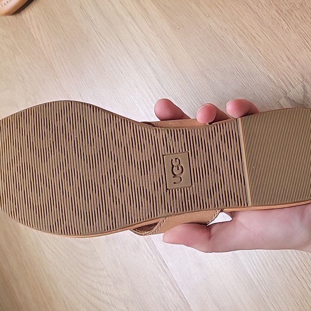 UGG Carey Flip Slide size 9 - Picture 4 of 6